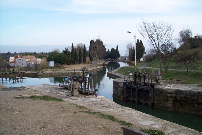 Una esclusa del Canal abierta